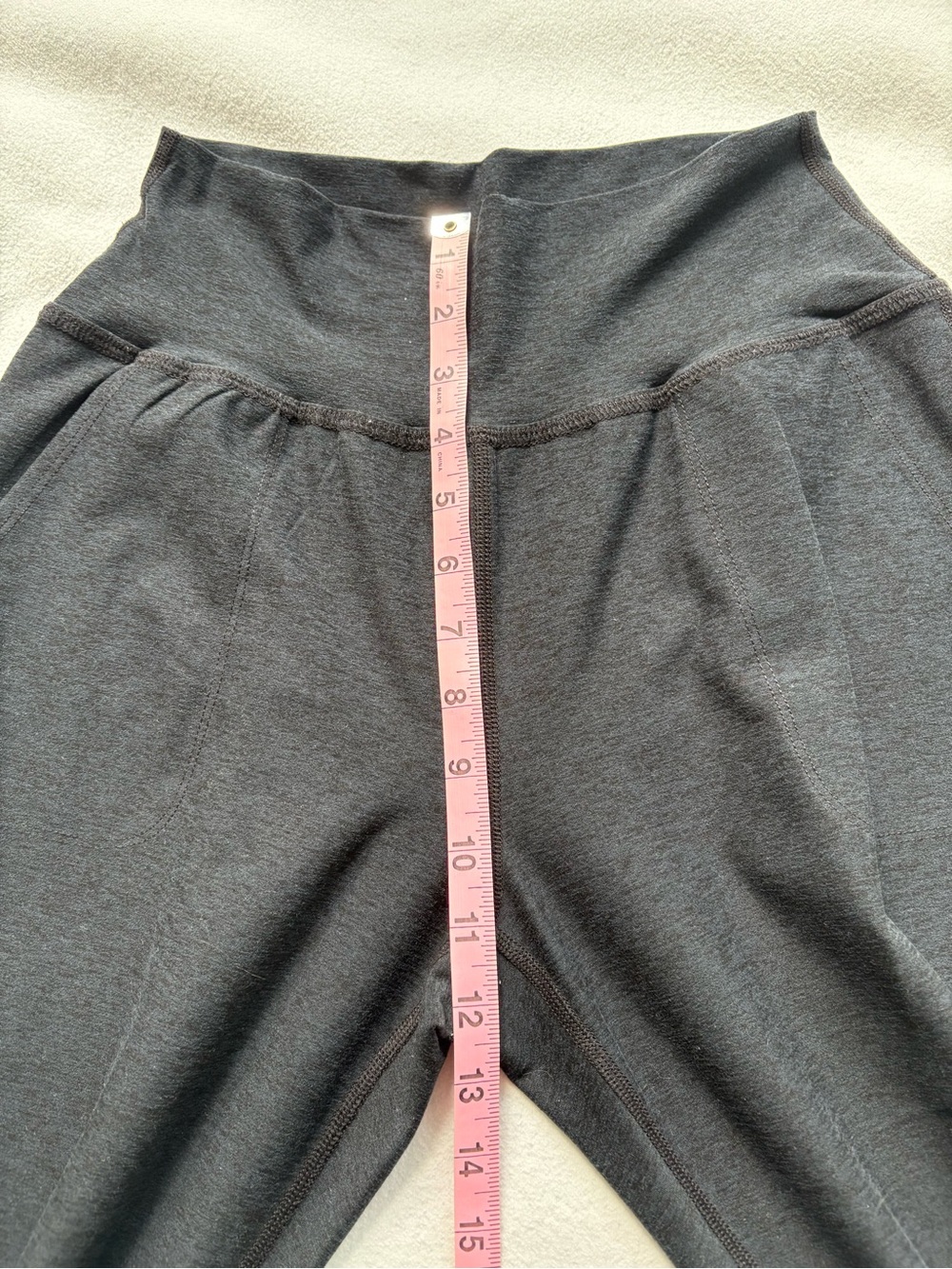 Beyond Yoga black midi jogger - Picture 6 of 7
